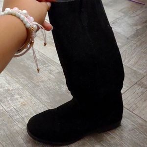 Black winter boots